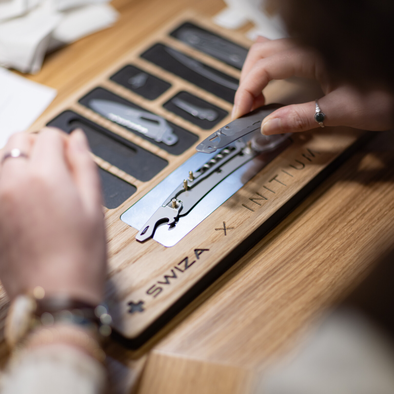 Genève, le 14 février 2025.
Des participants assemblent unes à unes les pièces du couteau suisse Swiza qu'ils ont choisi de fabriquer, à l'occasion des dix ans d'Initium(organisation d'ateliers d'assemblage de montres et de joaillerie). Photo PIerre Albouy/Le Temps